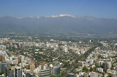 Santiago, Şili, 22 Ekim 2023, şehir manzarası binaların ve evlerin mimarisini gösteriyor.