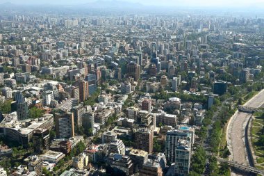 Santiago, Şili, 22 Ekim 2023, şehir manzarası binaların ve evlerin mimarisini gösteriyor.