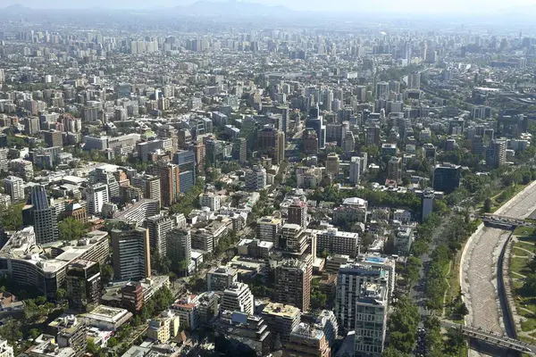 Santiago, Şili, 22 Ekim 2023, şehir manzarası binaların ve evlerin mimarisini gösteriyor.