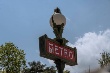 Paris, Fransa, Haziran 06 2024: Bir lamba direğinde Paris metro tabelası