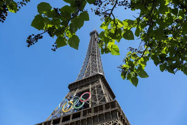 Paris, Fransa, Haziran 07, 2024 - Olimpiyat yüzüklü Eyfel Kulesi