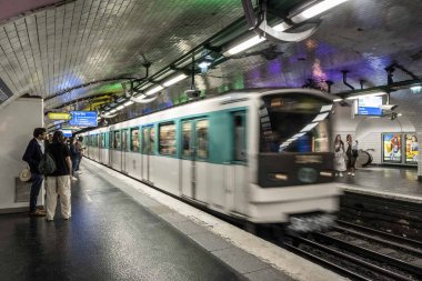 Paris, Fransa, Haziran 08 2024: Paris metro istasyonu