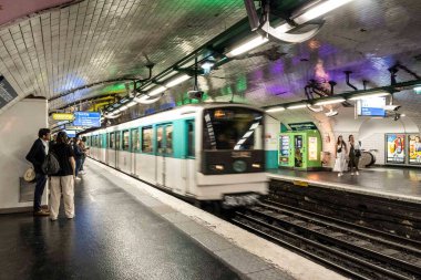 Paris, Fransa, Haziran 08 2024: Paris metro istasyonu