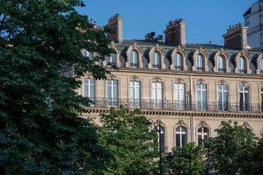 Paris, Fransa, 10 Haziran 2024 - gün boyunca tipik mimarisi ile ışık şehri manzarası