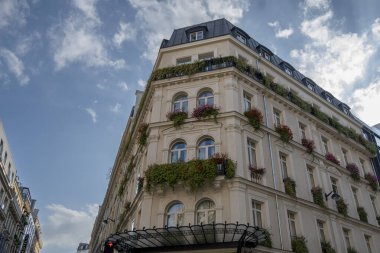 Paris, Fransa, Haziran 06: 2024 - Mavi bir gökyüzü gününde tipik mimarisi ile gün boyunca ışık şehri manzarası