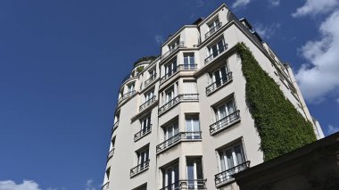 Paris, Fransa, 09 Haziran 2024 - Mavi bir gökyüzü gününde gün boyunca tipik mimarisi ile ışık şehri manzarası