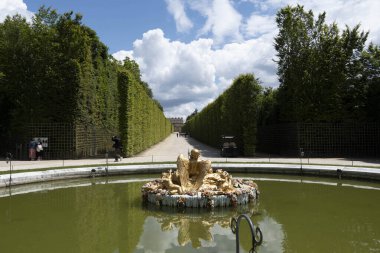 Versailles, Fransa, 11 Haziran 2024 Versailles Sarayı 'nın bahçesi. UNESCO Dünya Mirasları Listesi.