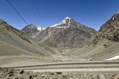 And Dağları 'ndaki birçok kıvrımlı Los Caracoles otobanı. Portillo Yolu