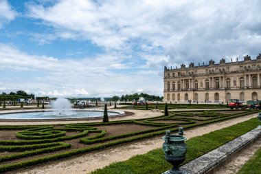 Versailles, Fransa, 11 Haziran 2024: Versailles Sarayı 'nın dışında, Kral XIV. Louis' in gücünün sembolü.