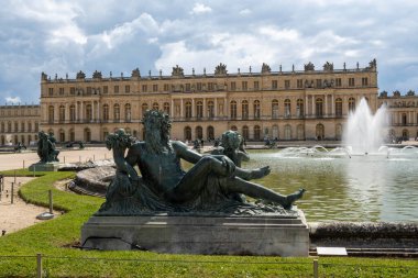 Versailles, Fransa, 11 Haziran 2024: Versailles Sarayı 'nın dışında, Kral XIV. Louis' in gücünün sembolü.