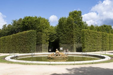Versailles, Fransa, 11 Haziran 2024: Versailles Sarayı 'nın dışında, Kral XIV. Louis' in gücünün sembolü.