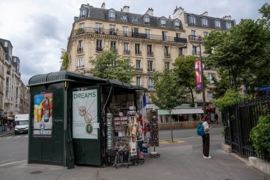 Paris, Fransa, Haziran 010 2024 - gün boyunca tipik mimarisiyle ışık şehri manzarası