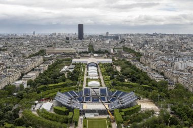 Paris, Fransa, 10 Haziran 2024 - Olimpiyat Oyunları için Eyfel Kulesi arenası şu anda toplanıyor, Plaj Voleybolunun heyecan verici sporunun yapılacağı yer