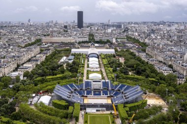 Paris, Fransa, 10 Haziran 2024 - Olimpiyat Oyunları için Eyfel Kulesi arenası şu anda toplanıyor, Plaj Voleybolunun heyecan verici sporunun yapılacağı yer