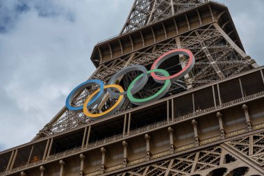 Paris, Fransa, 10 Haziran 2024 - Olimpiyat yüzüklü Eyfel Kulesi