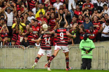 Rio, Brezilya - 28 Temmuz 2024: De Arrascaeta ve Pedro Flamengo x Atletico-GO arasında oynanan maçta Brezilya Şampiyonası, Maracana Stadyumu 'nda 20. tur