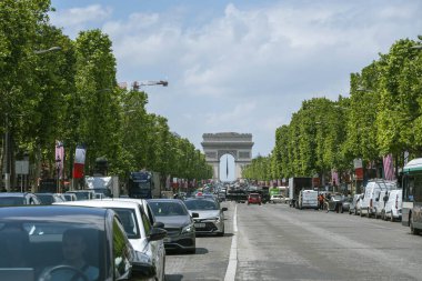 Paris, Fransa, Haziran 06 2024 - Arka planda zafer kemeri ve geçen arabalarla Bulvar Şampiyonu Elysee