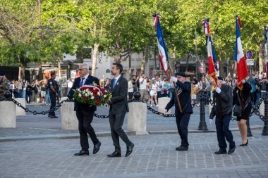 Paris, Fransa, Haziran 05: 2024: Fransız savaş gazileri üniforma giyiyor ve Zafer Takı altındaki bir askeri törende temsilciler