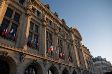 Paris, Fransa, Haziran 06: 2024 - Mavi bir gökyüzü gününde tipik mimarisi ile gün boyunca ışık şehri manzarası