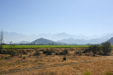 Şili 'nin iç kesimlerindeki manzara yolu Portillo' ya gidiyor.