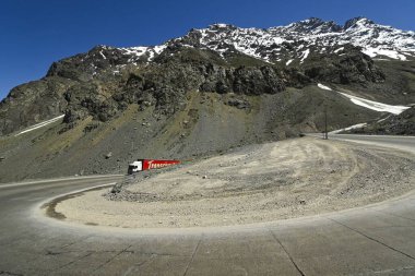 And Dağları 'ndaki birçok kıvrımlı Los Caracoles otobanı. Portillo Yolu