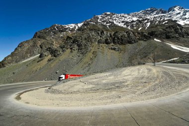 And Dağları 'ndaki birçok kıvrımlı Los Caracoles otobanı. Portillo Yolu