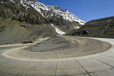 And Dağları 'ndaki birçok kıvrımlı Los Caracoles otobanı. Portillo Yolu