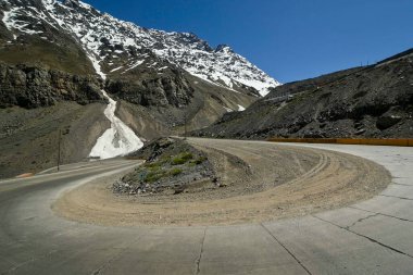 And Dağları 'ndaki birçok kıvrımlı Los Caracoles otobanı. Portillo Yolu