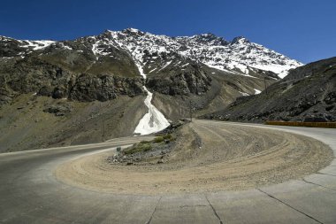 And Dağları 'ndaki birçok kıvrımlı Los Caracoles otobanı. Portillo Yolu