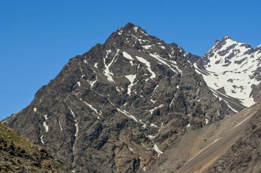 Yazın Portillo yakınlarındaki And Dağları 'nın manzarası pek karlı değil.