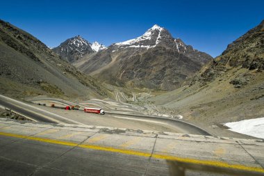 And Dağları 'ndaki birçok kıvrımlı Los Caracoles otobanı. Portillo Yolu