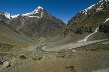 Yazın Portillo yakınlarındaki And Dağları 'nın manzarası pek karlı değil.