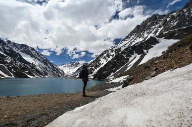 Laguna del Inca, Şili 'nin Cordillera bölgesinde Arjantin sınırına yakın bir göldür. Göl Portillo bölgesinde: inanılmaz bir manzara, mavi gökyüzü, yazın suyun yansıması.