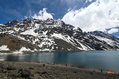 Laguna del Inca, Şili 'nin Cordillera bölgesinde Arjantin sınırına yakın bir göldür. Göl Portillo bölgesinde: inanılmaz bir manzara, mavi gökyüzü, yazın suyun yansıması.