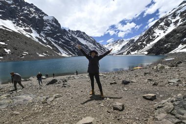 Laguna del Inca, Şili 'nin Cordillera bölgesinde Arjantin sınırına yakın bir göldür. Göl Portillo bölgesinde: inanılmaz bir manzara, mavi gökyüzü, yazın suyun yansıması.