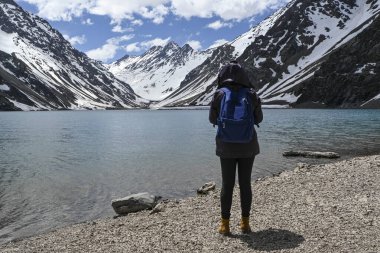 Laguna del Inca, Şili 'nin Cordillera bölgesinde Arjantin sınırına yakın bir göldür. Göl Portillo bölgesinde: inanılmaz bir manzara, mavi gökyüzü, yazın suyun yansıması.