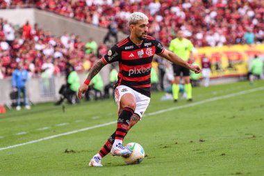 Rio, Brezilya - 11 Ağustos 2024: De Arrascaeta, Brezilya Şampiyonası 'nda Flamengo x Palmeiras arasında oynanan maçta, Maracana Stadyumu' nda 22.