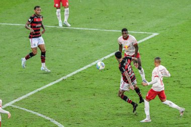 Rio, Brezilya - 25 Ağustos 2024: Erick Pulgar Bragantino x Flamengo arasında oynanan maçta Brezilya Şampiyonası, Maracana Stadyumu 'nda 24.