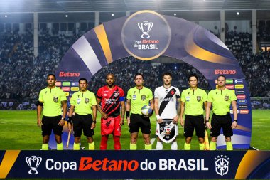Rio, Brezilya - 29 Ağustos 2024: Brezilya Kupası 'nda Vasco x Athletico-PR arasındaki maçta hakemler, Sao Januario Stadyumu' nda çeyrek final maçı