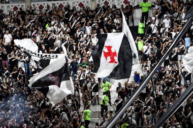 Rio, Brezilya - 29 Ağustos 2024: Vasco x Athletico-PR arasındaki maçta Brezilya Kupası çeyrek finali Sao Januario Stadyumu 'nda taraftarlar bayrak salladı