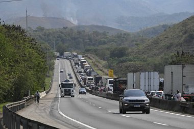 Rio, Brezilya - 24 Ağustos 2024, Başkan Dutra Karayolu, Rio ve Sao Paulo şehirleri arasında araç ve kamyon trafiğini gösteren önemli bir bağlantı.