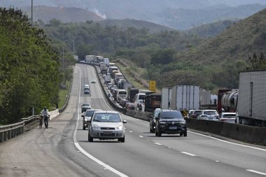 Rio, Brezilya - 24 Ağustos 2024, Başkan Dutra Karayolu, Rio ve Sao Paulo şehirleri arasında araç ve kamyon trafiğini gösteren önemli bir bağlantı.