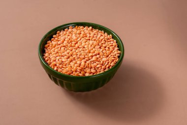 Çiğ kırmızı mercimek seramik kap, üst manzara