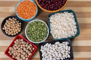 Mutfak yemekleri için çiğ taneli birkaç kase.