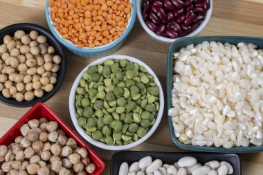 Mutfak yemekleri için çiğ taneli birkaç kase.