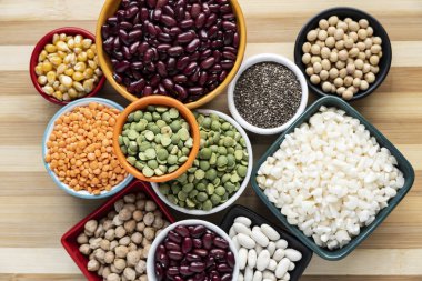 Mutfak yemekleri için çiğ taneli birkaç kase.