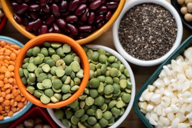 Mutfak yemekleri için çiğ taneli birkaç kase.