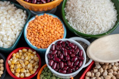 Mutfak yemekleri için çiğ taneli birkaç kase.