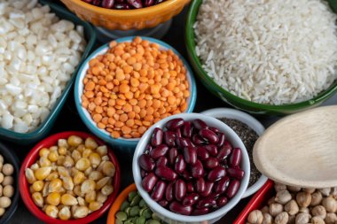 Mutfak yemekleri için çiğ taneli birkaç kase.