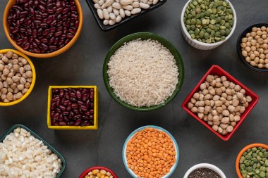 Mutfak yemekleri için çiğ taneli birkaç kase.